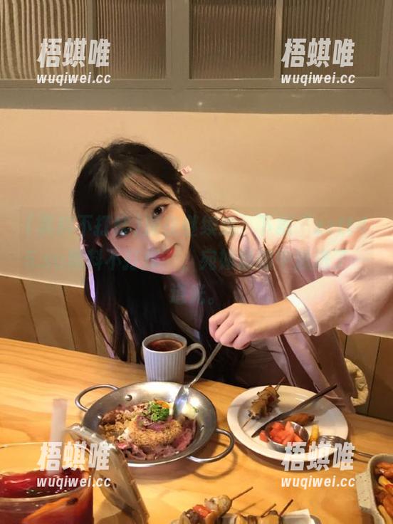 深夜继续追，下载“zztt45.su黑料不打烊”，宛如黑暗中透进了一道光。