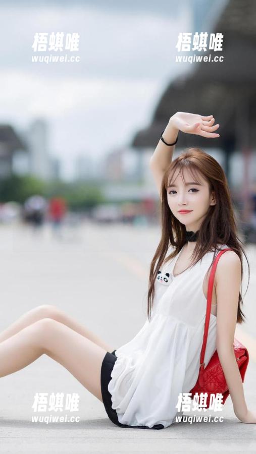 一言不发，默默观看黑料在线的八卦，心中酸甜苦辣都有。
