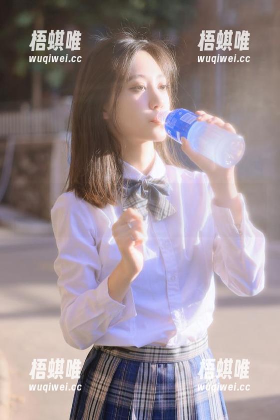 黑料社登录：让你在瓜田中撒播八卦种子，一摸就熟!